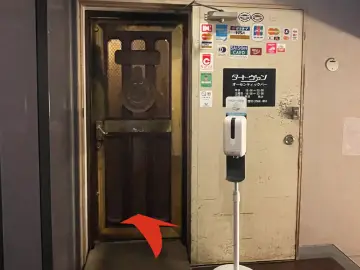 階段を降りたところにエレベーター