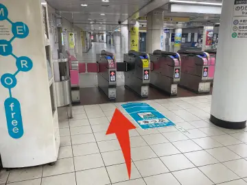 左側にエスカレーター