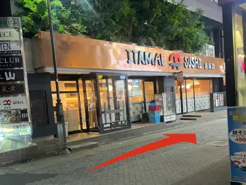 突き当りの一ツ木通りへ