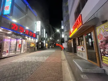 左手のアパヴィラホテルへ直進