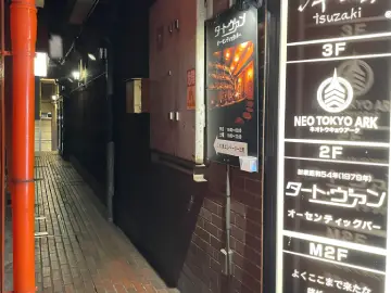 路地奥のエレベーター2階