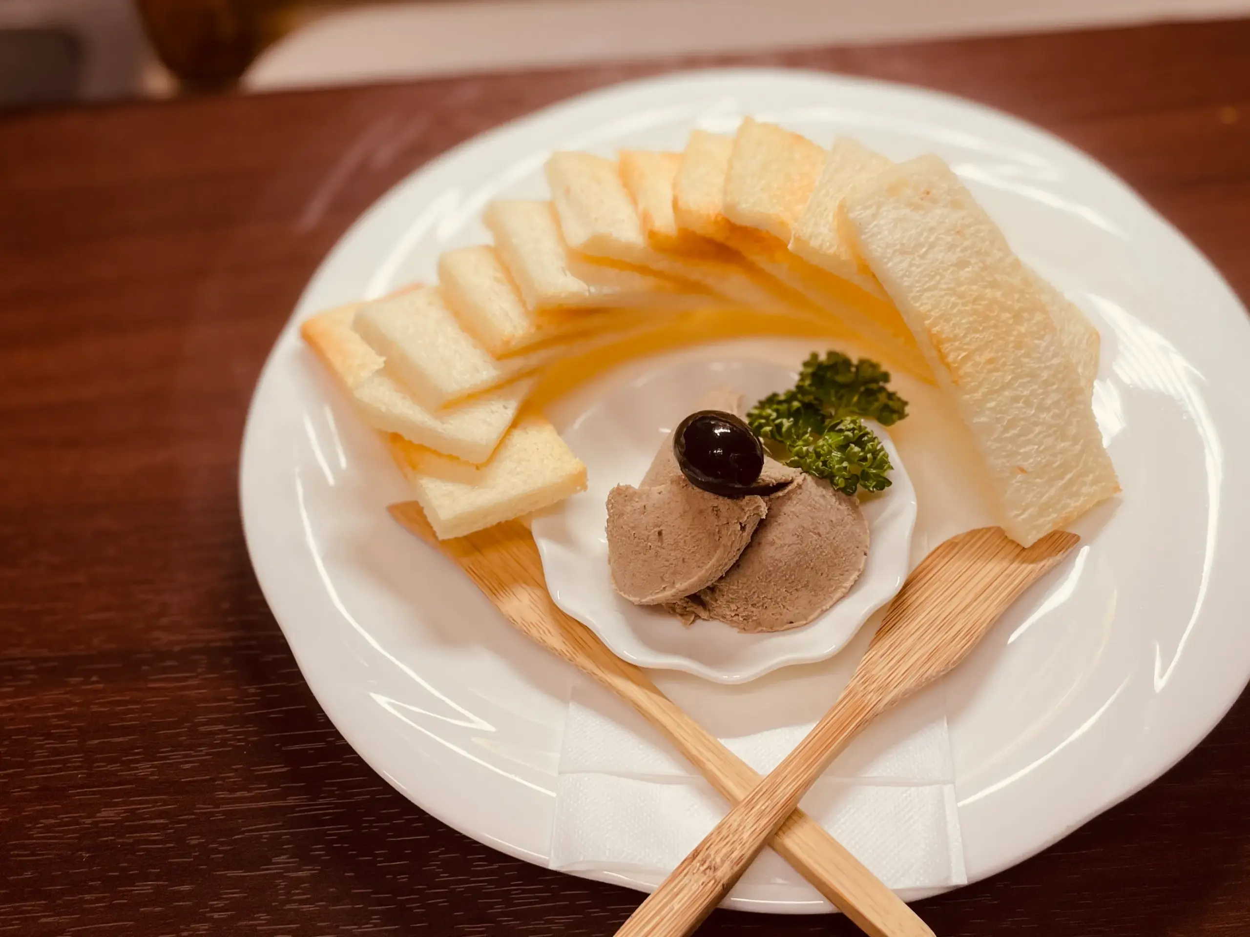 自家製フォアグラ・メルバトースト添え