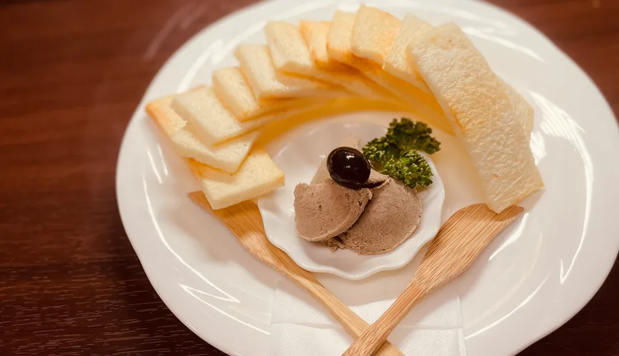 自家製フォアグラ・メルバトースト添え